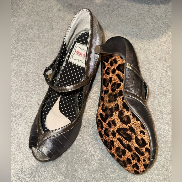 Bettie Page size 9 silver 2” heels - Picture 4 of 4